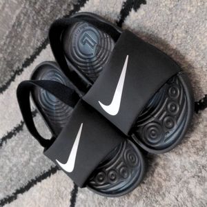 Black Nike Kids Kawa Slide Sandals (SIZE 8C)